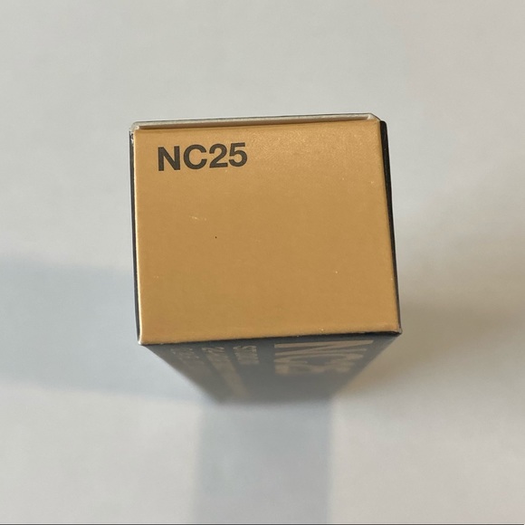 MAC NC25 Studio Fix 24hr. Smooth Wear Concealer - Picture 3 of 5